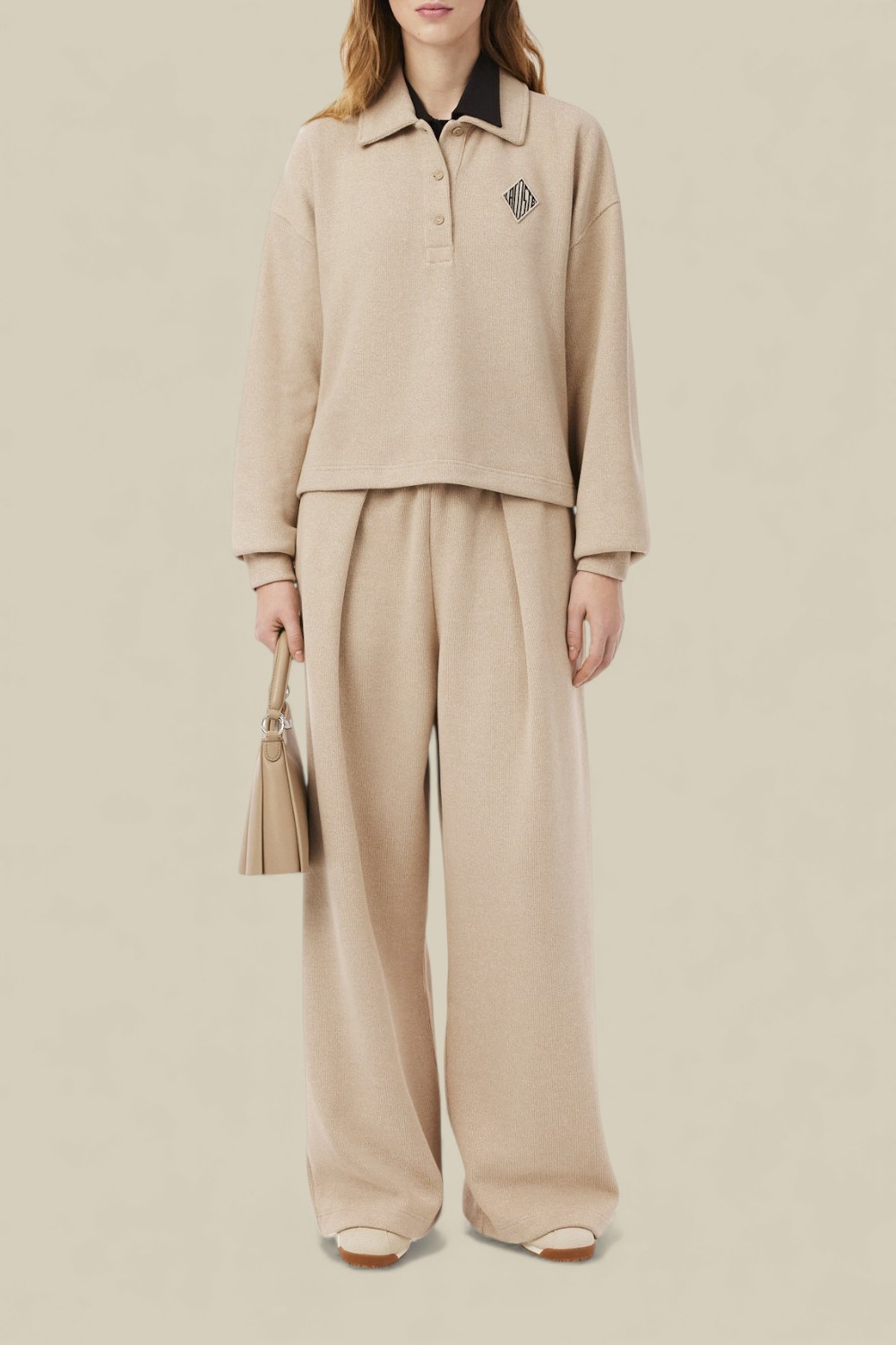 תמונת כל הלוק של מכנסי ג'וגר רחבים